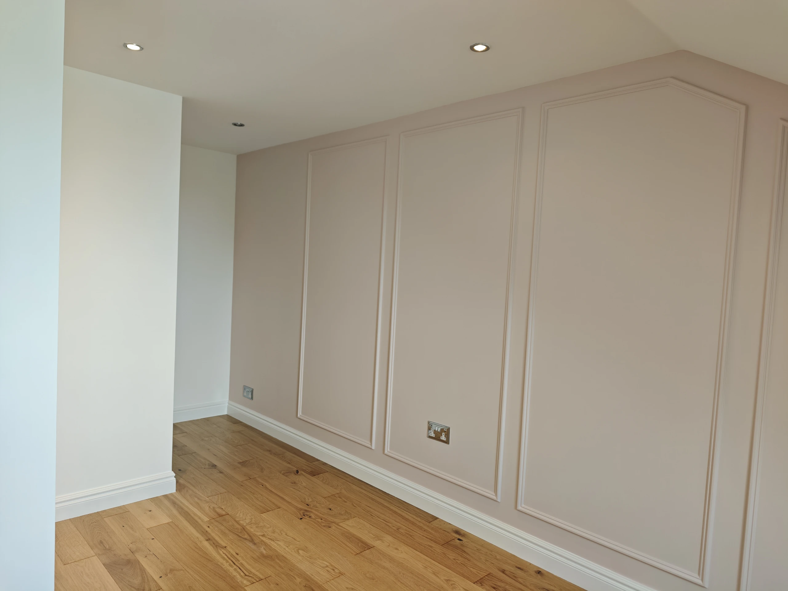 Watford WD17 — Flooring, wall panelling & decorating