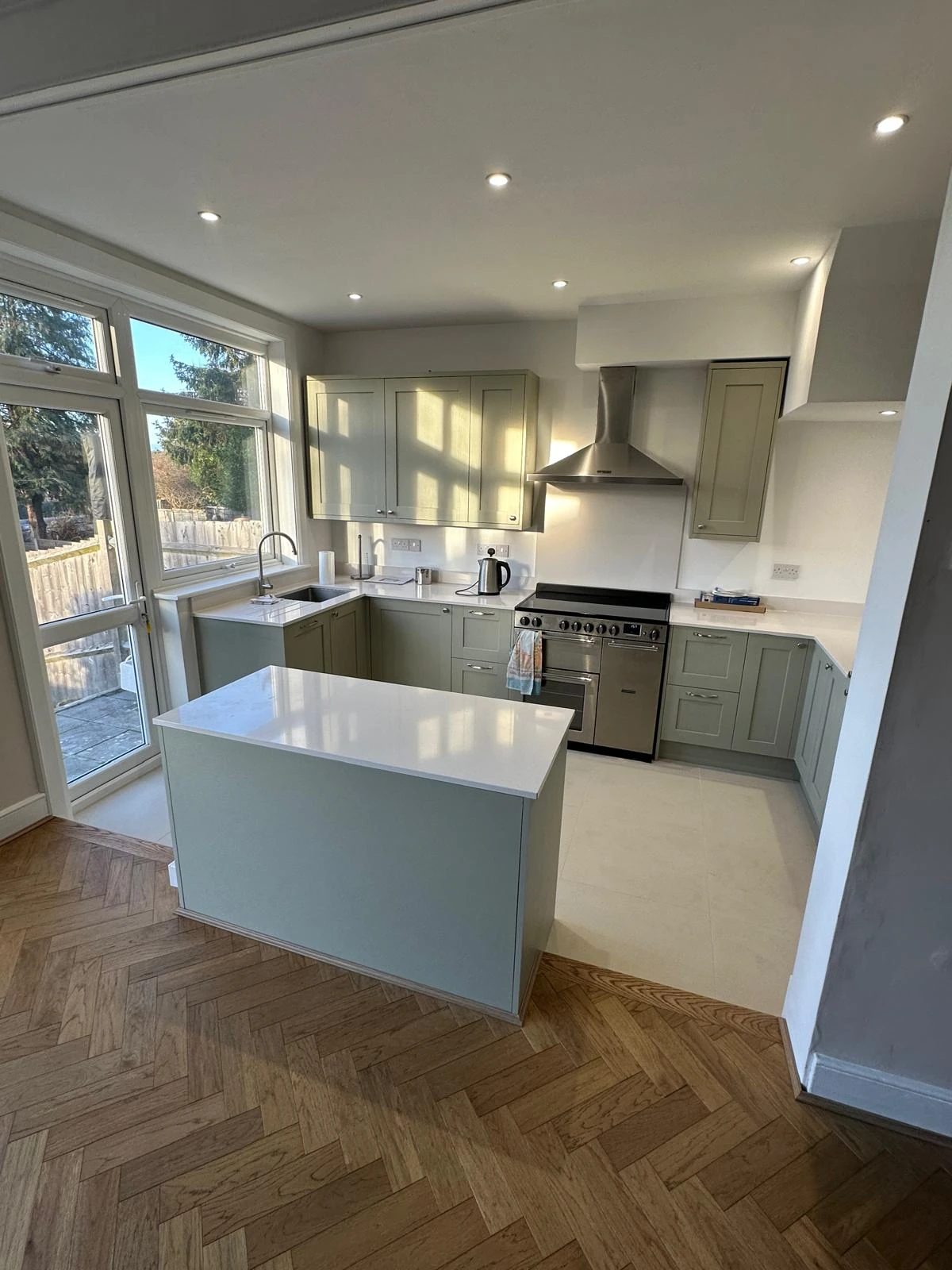 London N11 — Kitchen island and herringbone flooring
