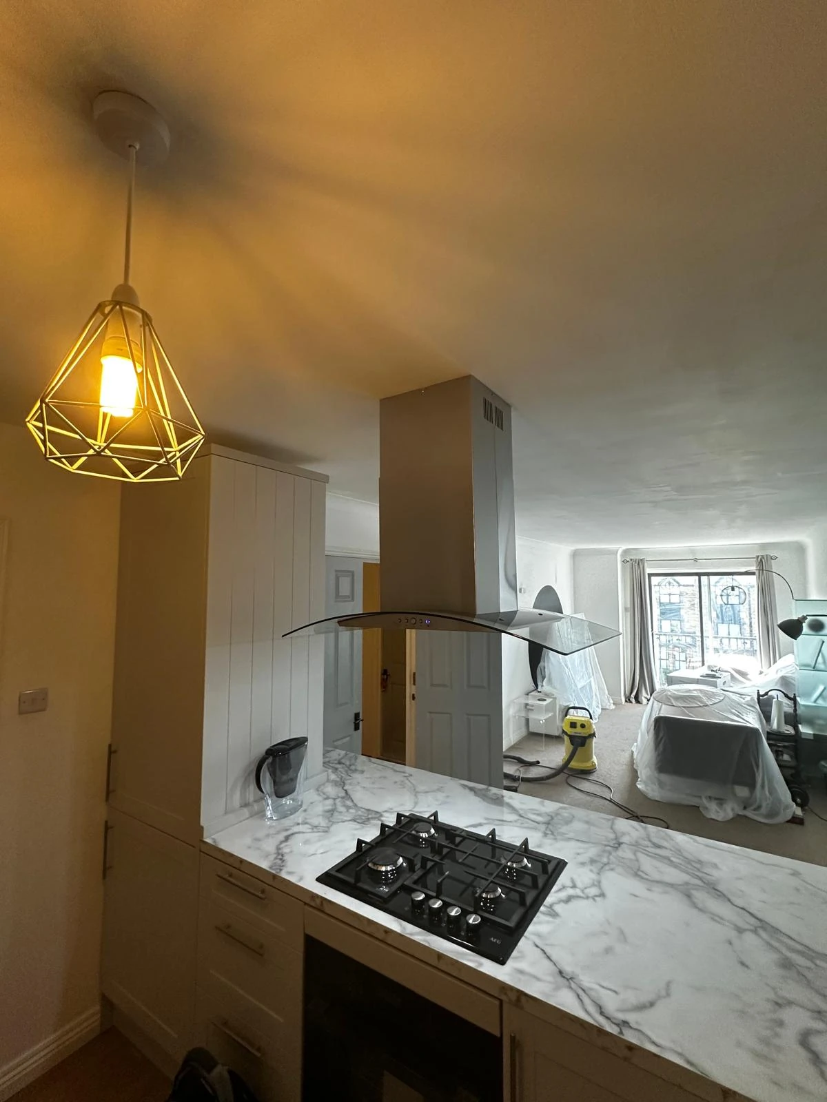 London E1 — View between the kitchen and living space