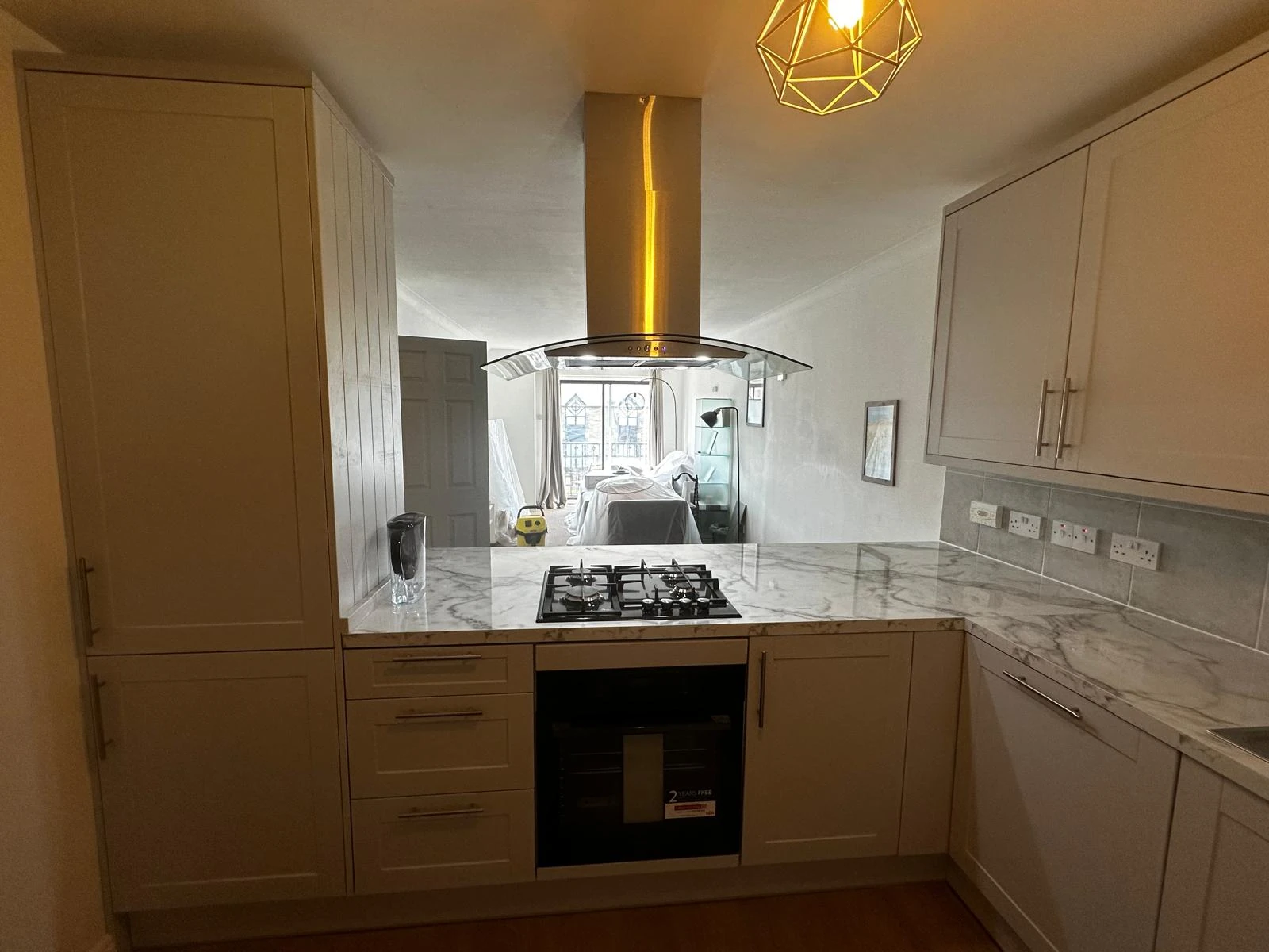 London E1 — Cooking area and extractor