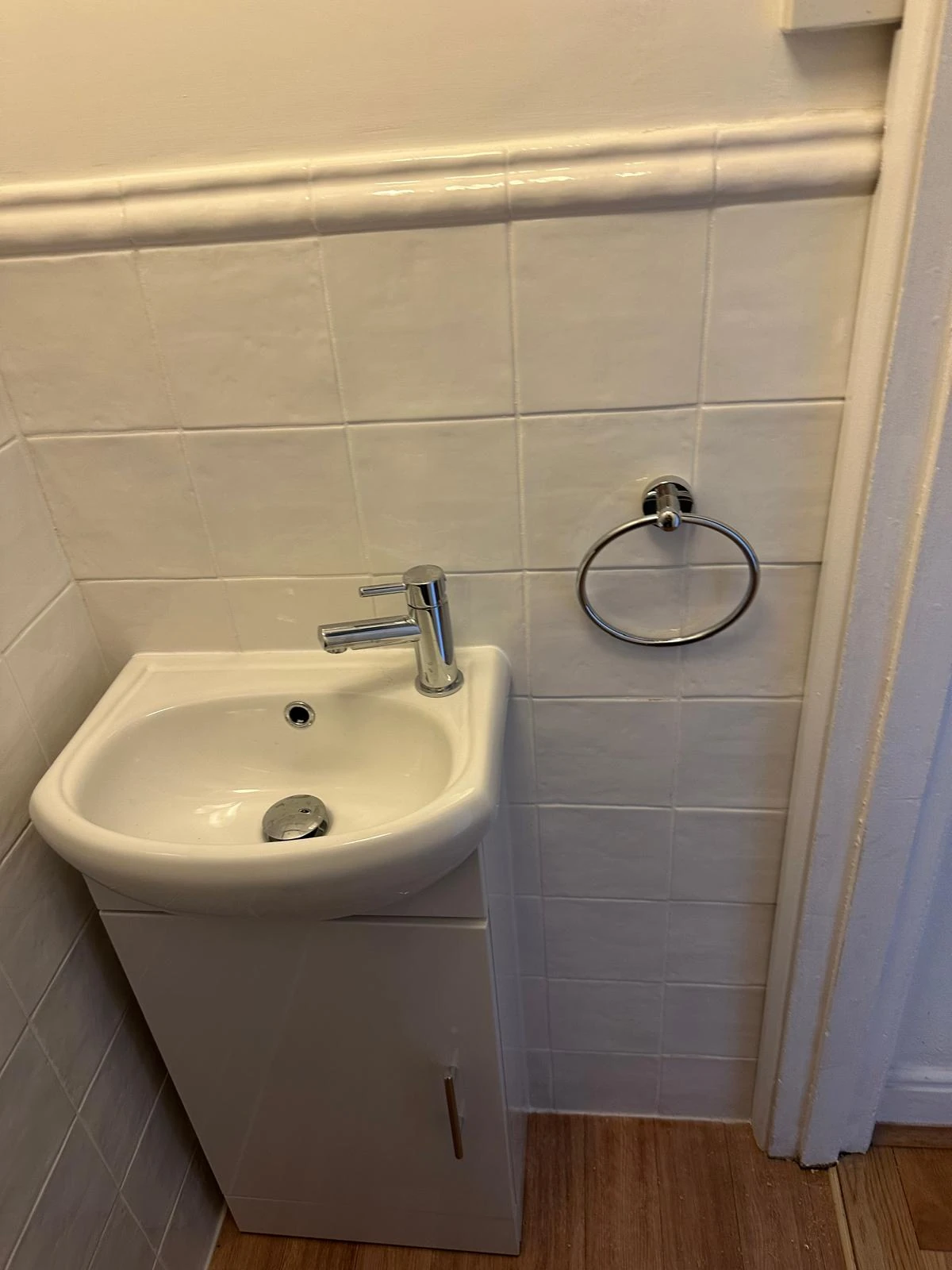 London N3 — Compact hand basin