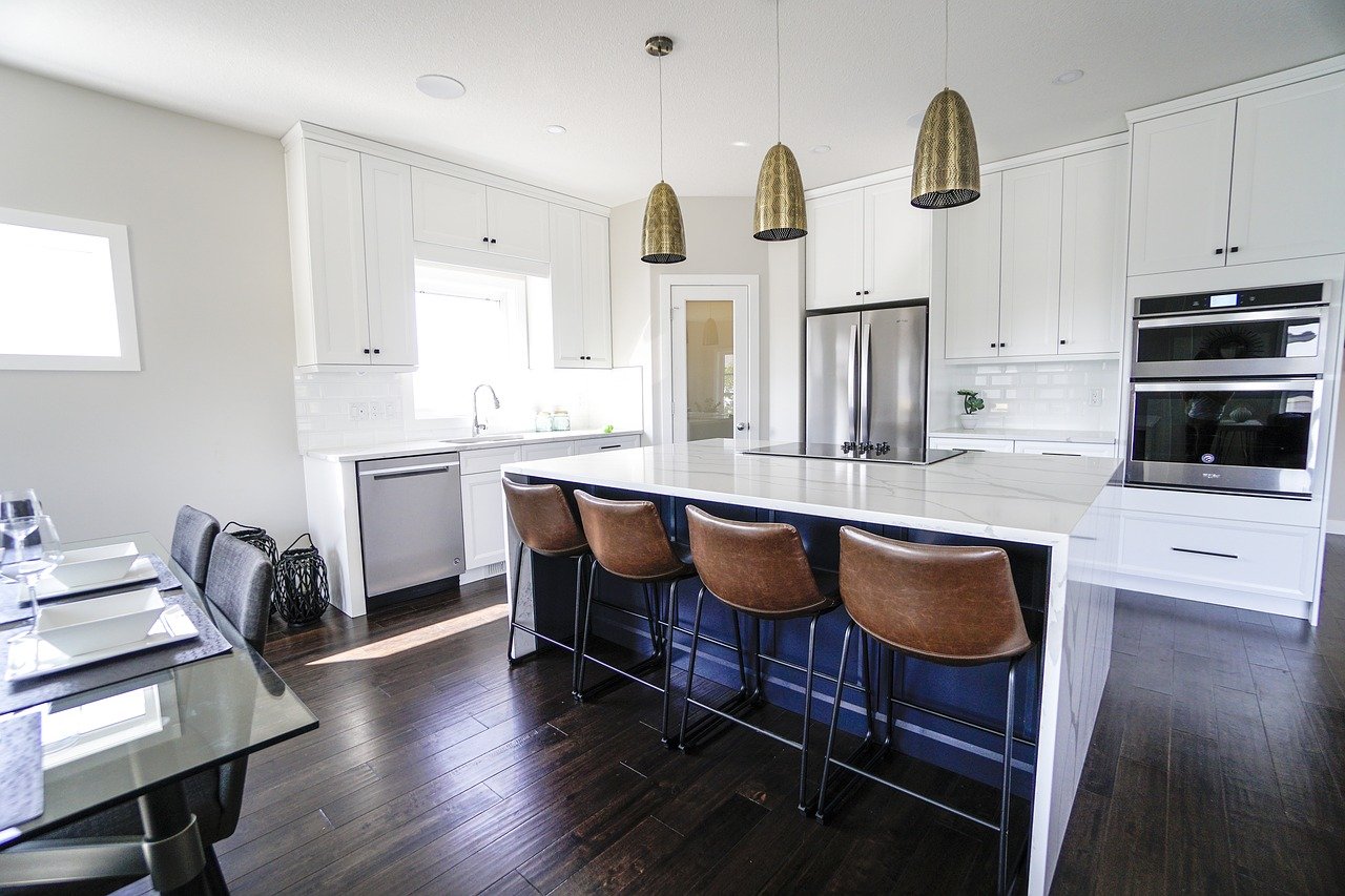 kitchen, bar stools, decor-3689918.jpg